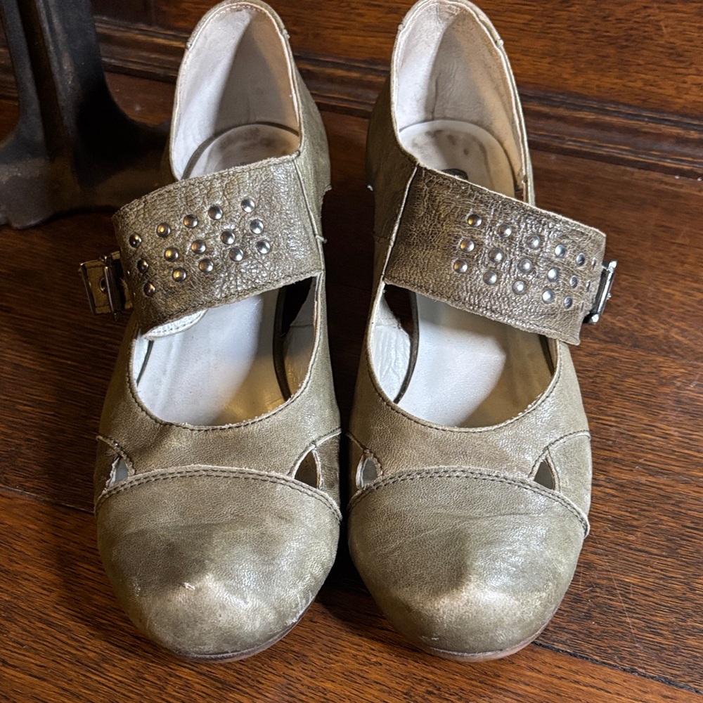 Elegant Olive Leather Heels with Studded Strap Fidji 39.5uk